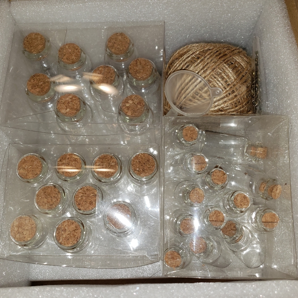 Small cork topped glass jars with extras - Picture 5 of 7